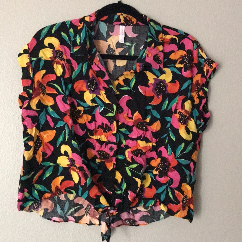 NWOT Black Hawaiian Crop Button Up with tie